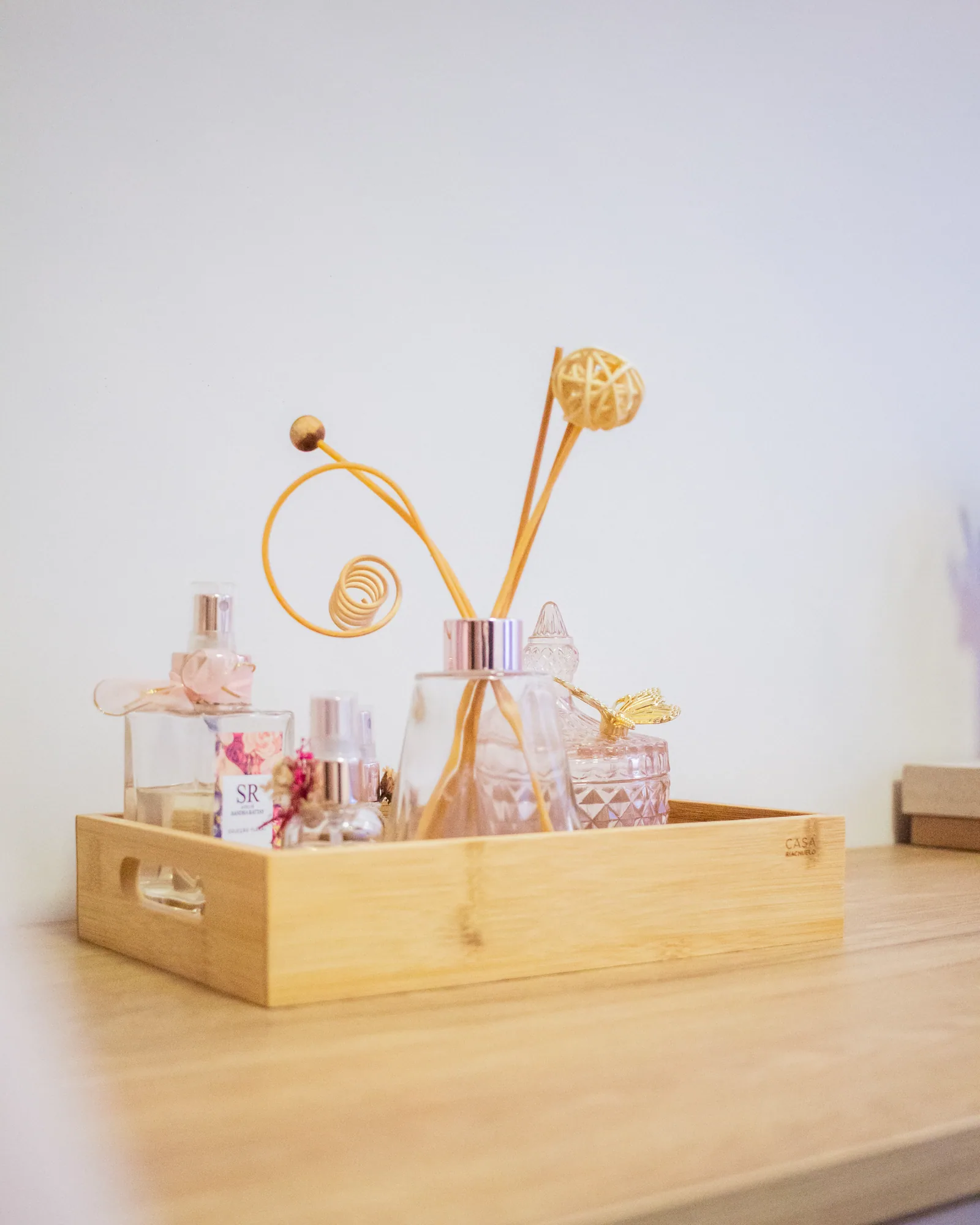 Detalhes decorativos em tons rosados na Sala Rosa